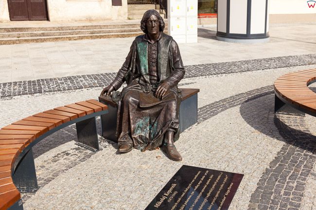 Frombork, pomnik Mikolaja Kopernika na Rynku miejskim